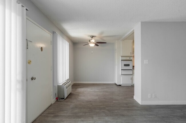 Building Photo - 545 N Hayworth Ave