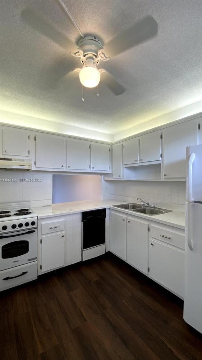 Foto del edificio - 2640 Garden Dr S