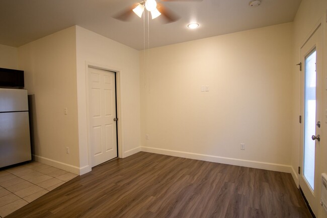 Building Photo - Contemporary Studio in Sullivan's Gulch!