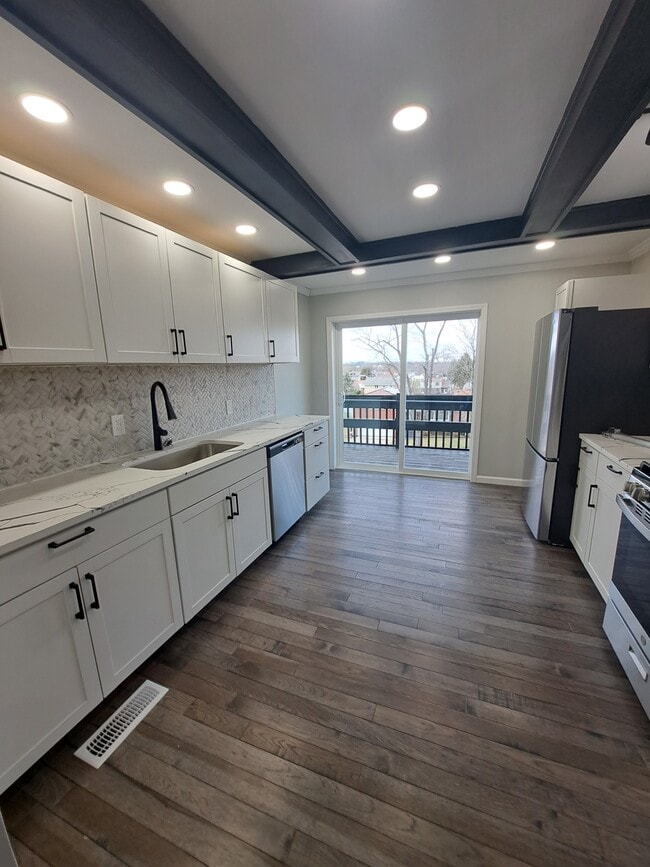 Building Photo - 223 Columbia Dr