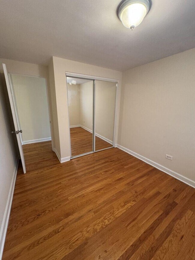 Building Photo - 1 bedroom in Chicago IL 60618