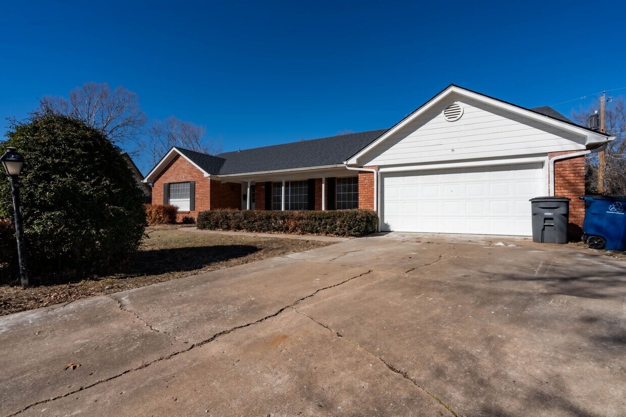 Primary Photo - 4 Bedroom Home Available For Immediate Mov...