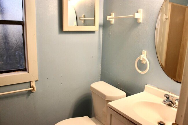 Building Photo - 705 Hackberry Ln