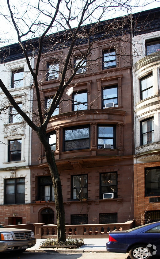 Building Photo - 40 W 69th St