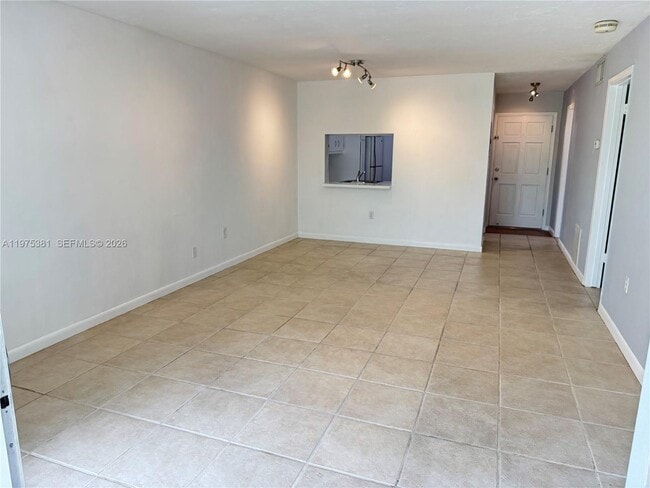 Building Photo - 7535 N Kendall Dr