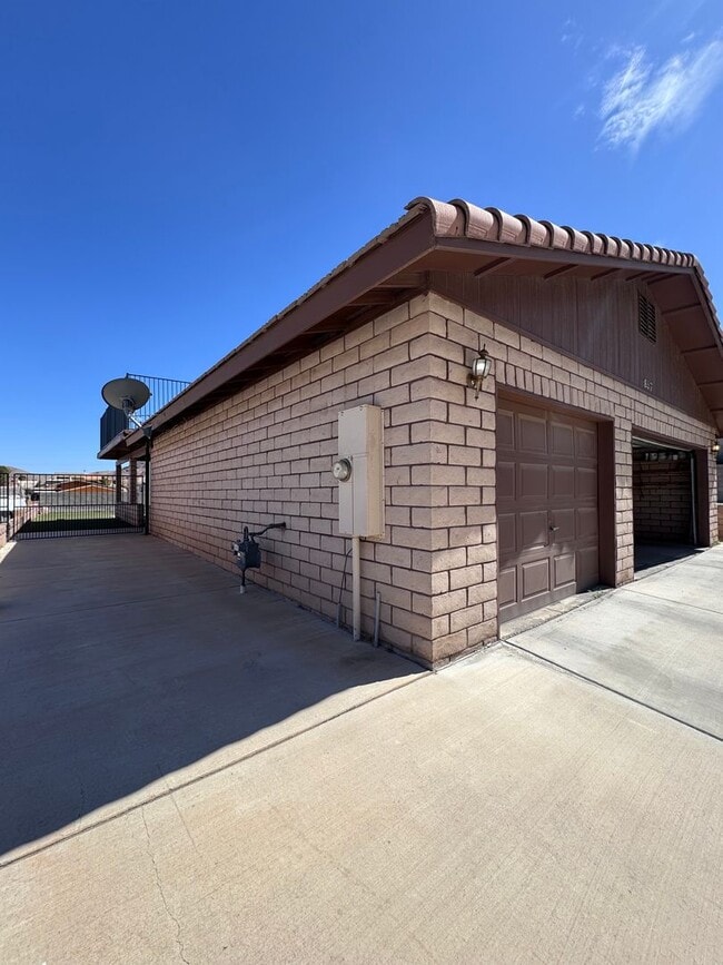 Building Photo - 857 Robinson Ln