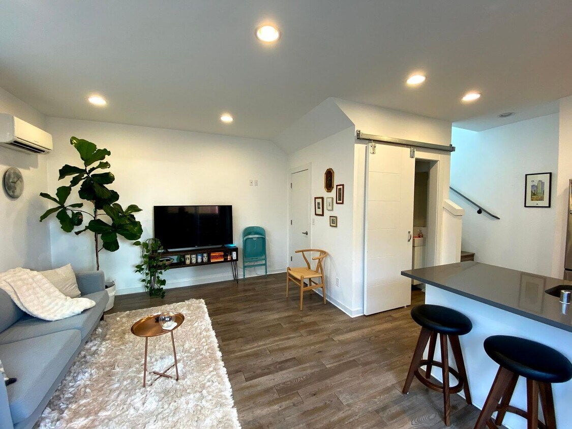 Primary Photo - Gorgeous Modern Townhouse in South Park!