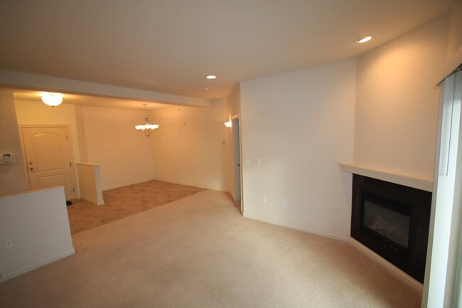 Building Photo - Top Floor 2 Bedroom Condo!