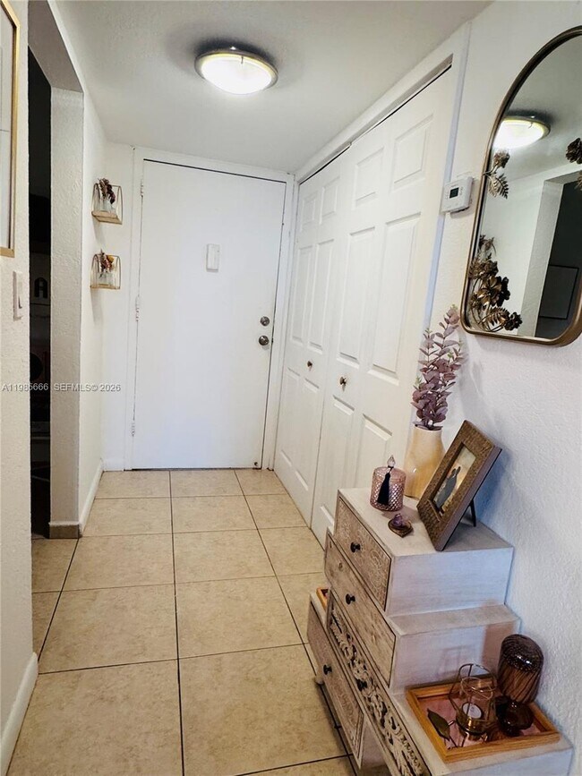 Foto del edificio - 7928 West Dr