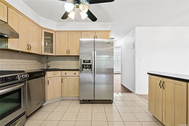 Building Photo - 212-74 16th Ave