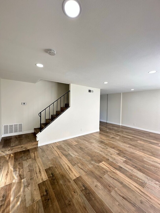 Building Photo - Anaheim 3 Bed 2.5 Bath Gorgeous Townhome -...