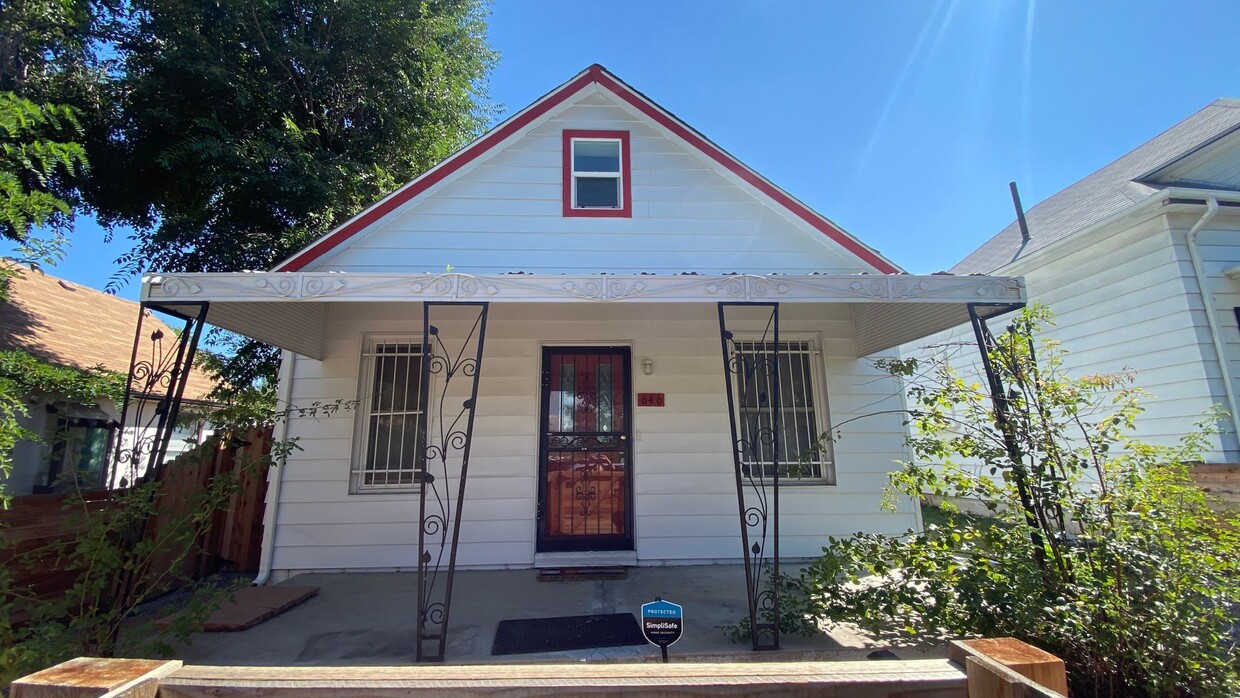 Primary Photo - Recently Renovated 2 Bed 1.5 Bath Single F...