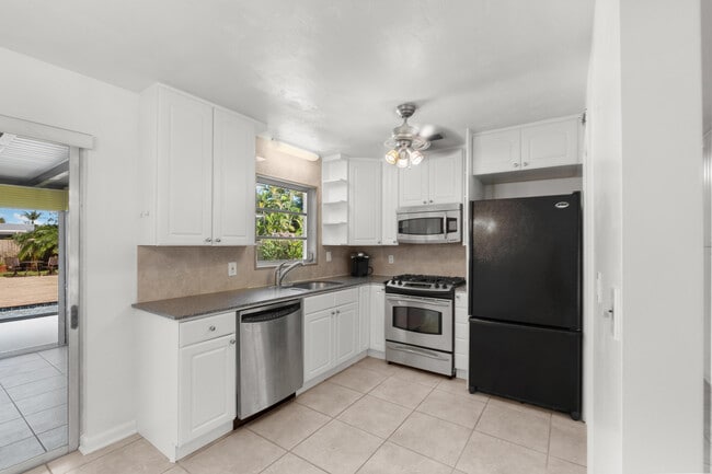 Building Photo - 225 E Ilex Dr