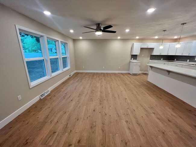 Building Photo - Great 4 Bed 3 Bath House In Parkade!
