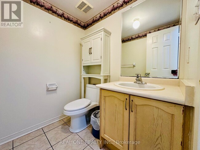 Building Photo - 104 Revelstoke Crescent