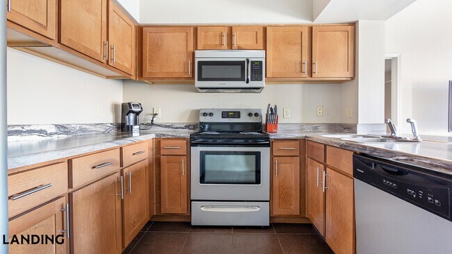 Foto del edificio - 701 W 101st Pl S