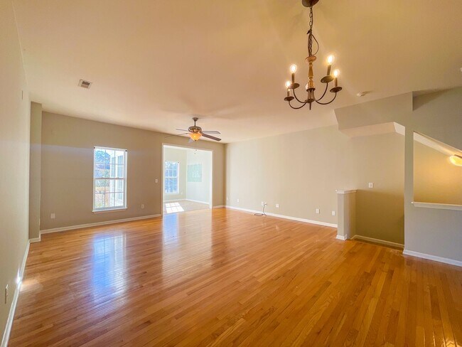 Building Photo - Spacious and Sunlit Town House