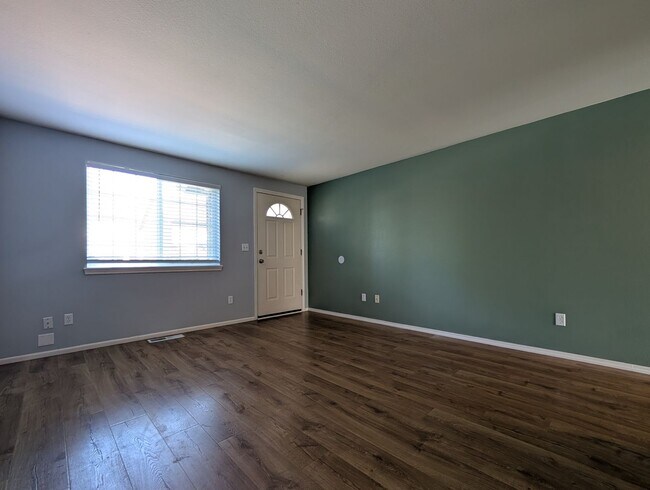 Foto del edificio - Spacious 3-Bedroom, 2.5-Bath Townhouse Near Churchill In Eugene!