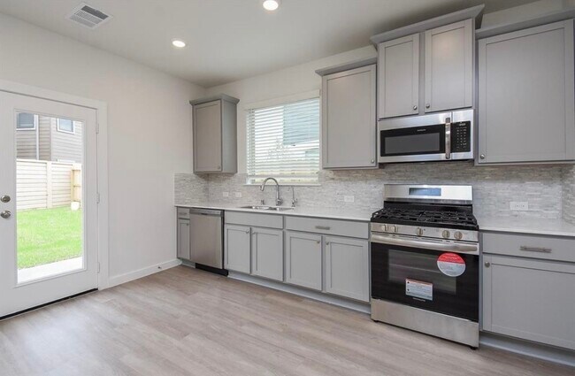 Foto del edificio - 17231 Walden Lk Ln
