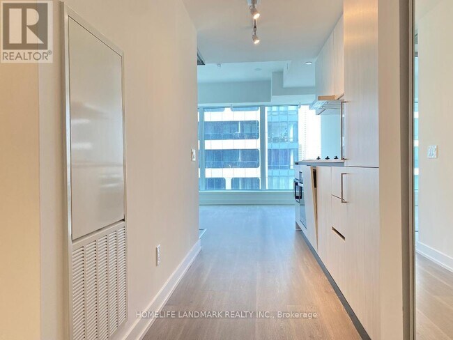 Photo du bâtiment - 8-3908 Wellesley St W