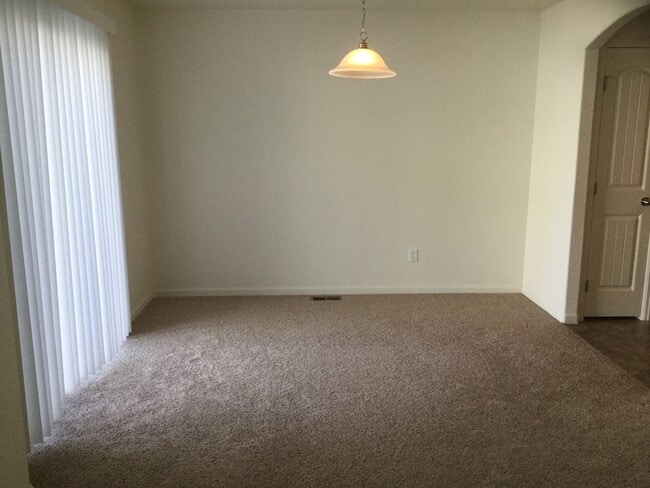 Building Photo - 3 BEDROOM 2.5 BATHROOM SADDLE RIDGE TOWNHOUSE