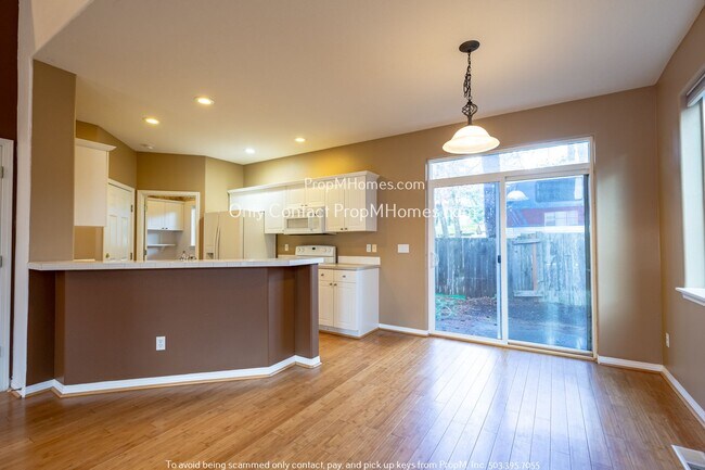 Building Photo - Bright and Open Tigard Gem with Ample Park...