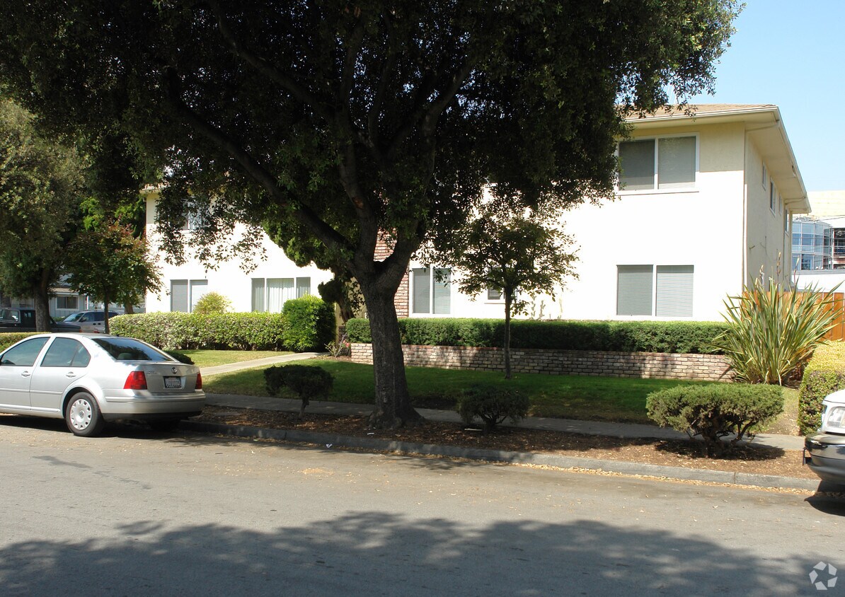 Primary Photo - 689 Grand Fir Ave