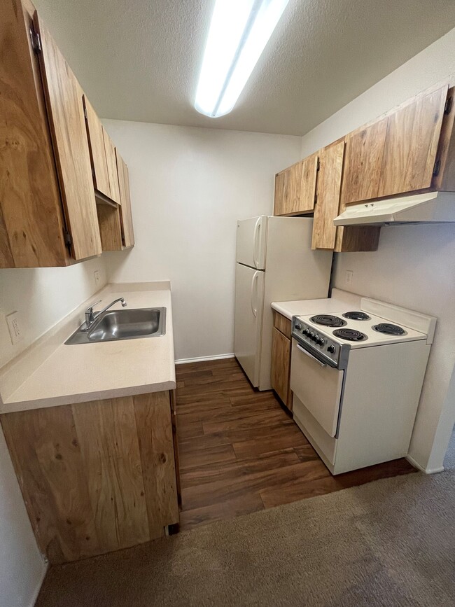 1x1 A Kitchen - Valley View Apartments