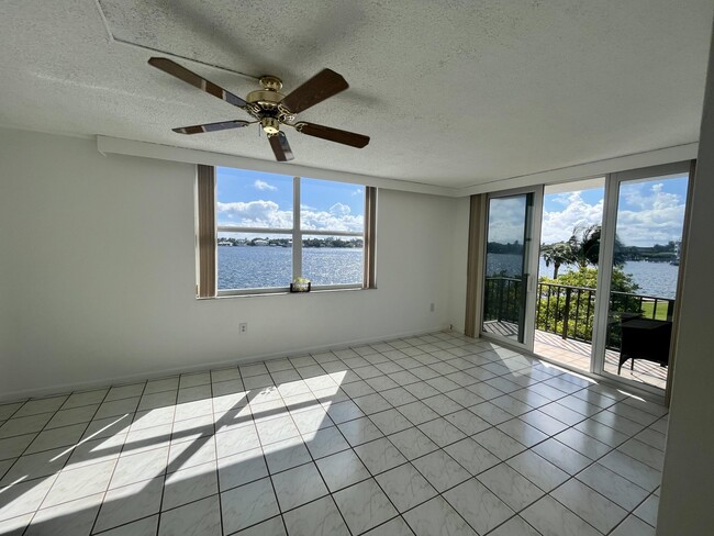 Building Photo - 301 Croton Ave