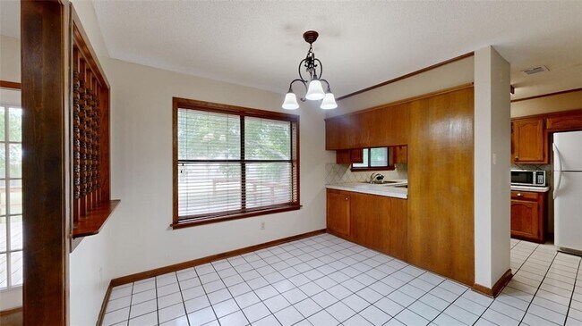 Building Photo - 2704 Wilderness Dr N