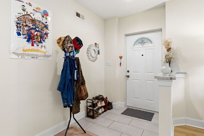 Foto del edificio - Beautiful apartment less than 1 mile from Brightleaf Square! Utilities Included!