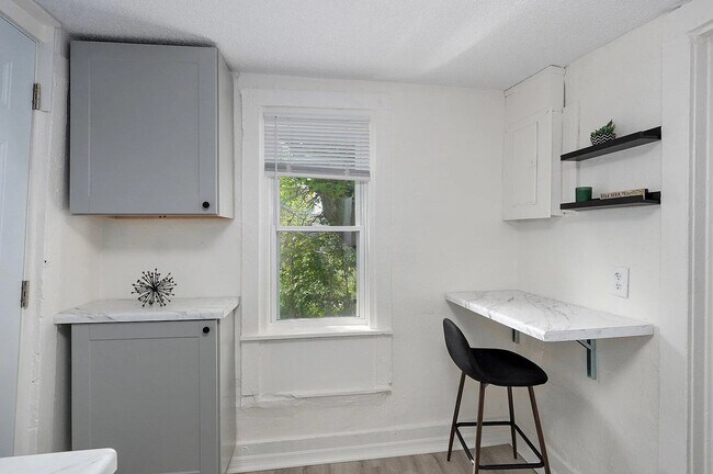 Foto del edificio - 1464 N Johnston Ave