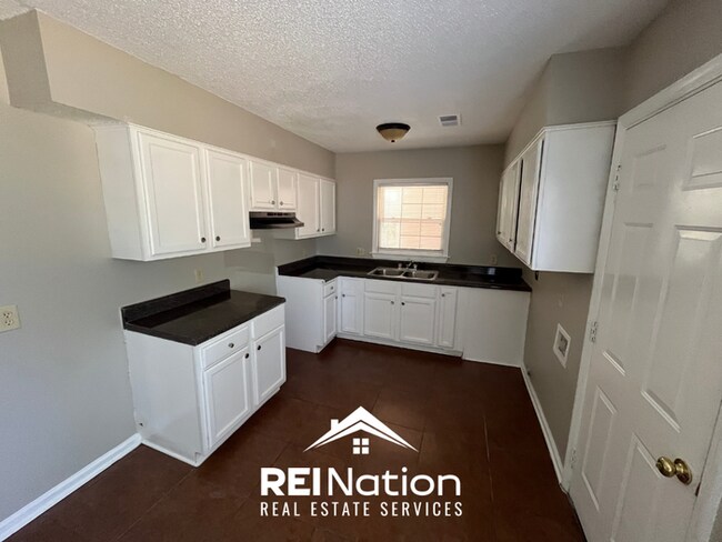 Foto del edificio - Charming 3BR/1.5BA Memphis Home | Hardwood Floors Throughout & Large Fenced Yard