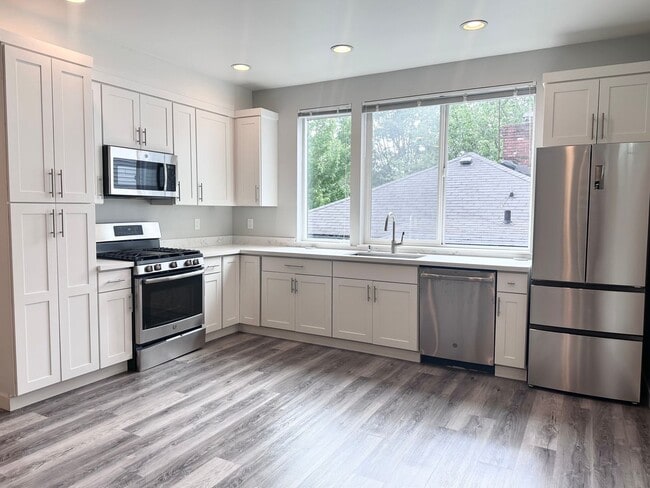 Building Photo - Beautiful Townhouse in South Seattle