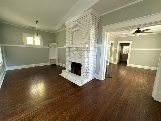 Building Photo - Stunning renovated historic home in the he...