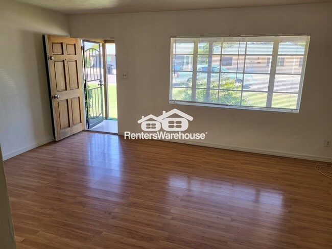 Building Photo - 1341 E Hall St