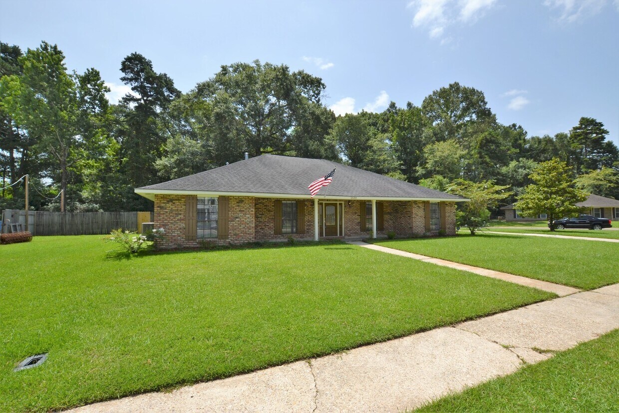 Foto principal - Newly renovated home in Beau Village Subdivision in Denham Springs near I-12