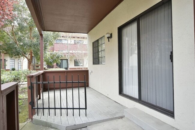 Building Photo - 443 Costa Mesa Terrace