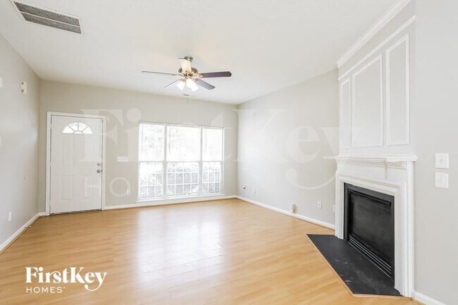 Foto del edificio - 5521 Scenic Brook Ln