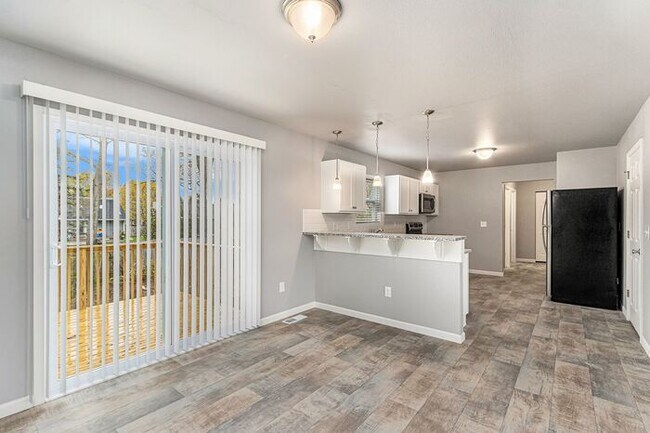 Building Photo - 7215 Primrose Ln