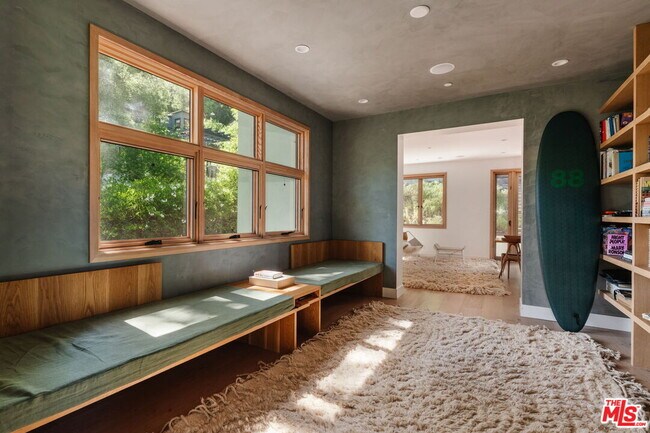 Foto del edificio - 1149 Old Topanga Canyon Rd