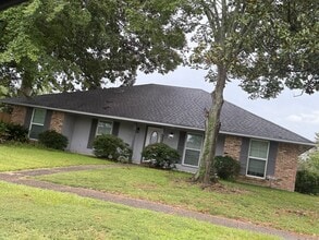 Building Photo - 1422 Stoneleigh Dr