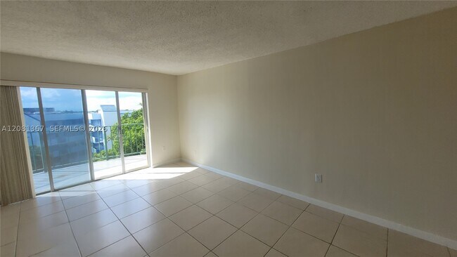 Foto del edificio - 9360 Fontainebleau Blvd
