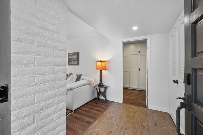 Foto del edificio - 7.5 Month Furnished Condo at Collwood Manor