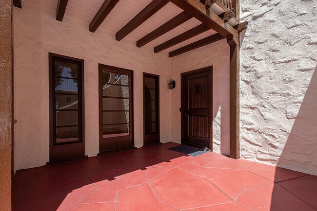 Foto del edificio - Beautifully Restored 3BR Miracle Mile Duplex | 1,725 SF | Near Metro D Line