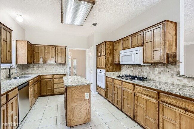 Foto del edificio - 4 br, 2.5 bath House - 7010 Graham Dr UNIT