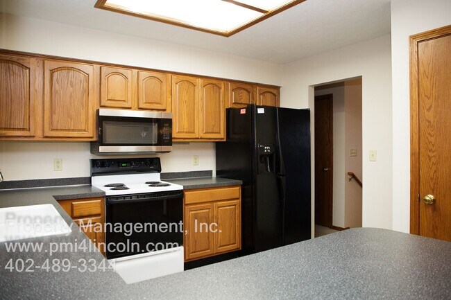 Building Photo - Spacious 3 Bedroom and 2.5 Bathroom House ...