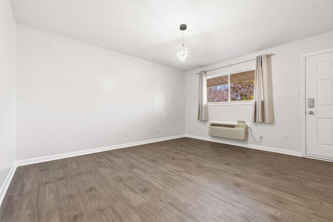 Foto del edificio - 2be / 1ba Cute Apartment - Open to Undergrads - IMMEDIATE MOVE-IN