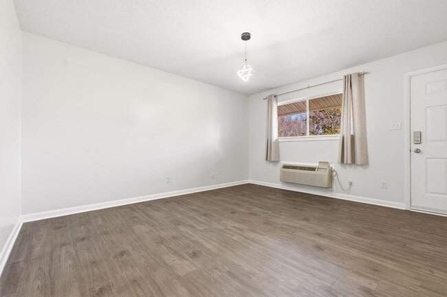 Building Photo - 2be / 1ba Cute Apartment - Open to Undergrads - IMMEDIATE MOVE-IN