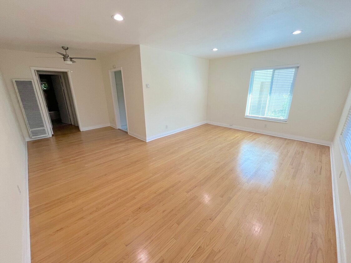 Primary Photo - 1417 N Harper Ave